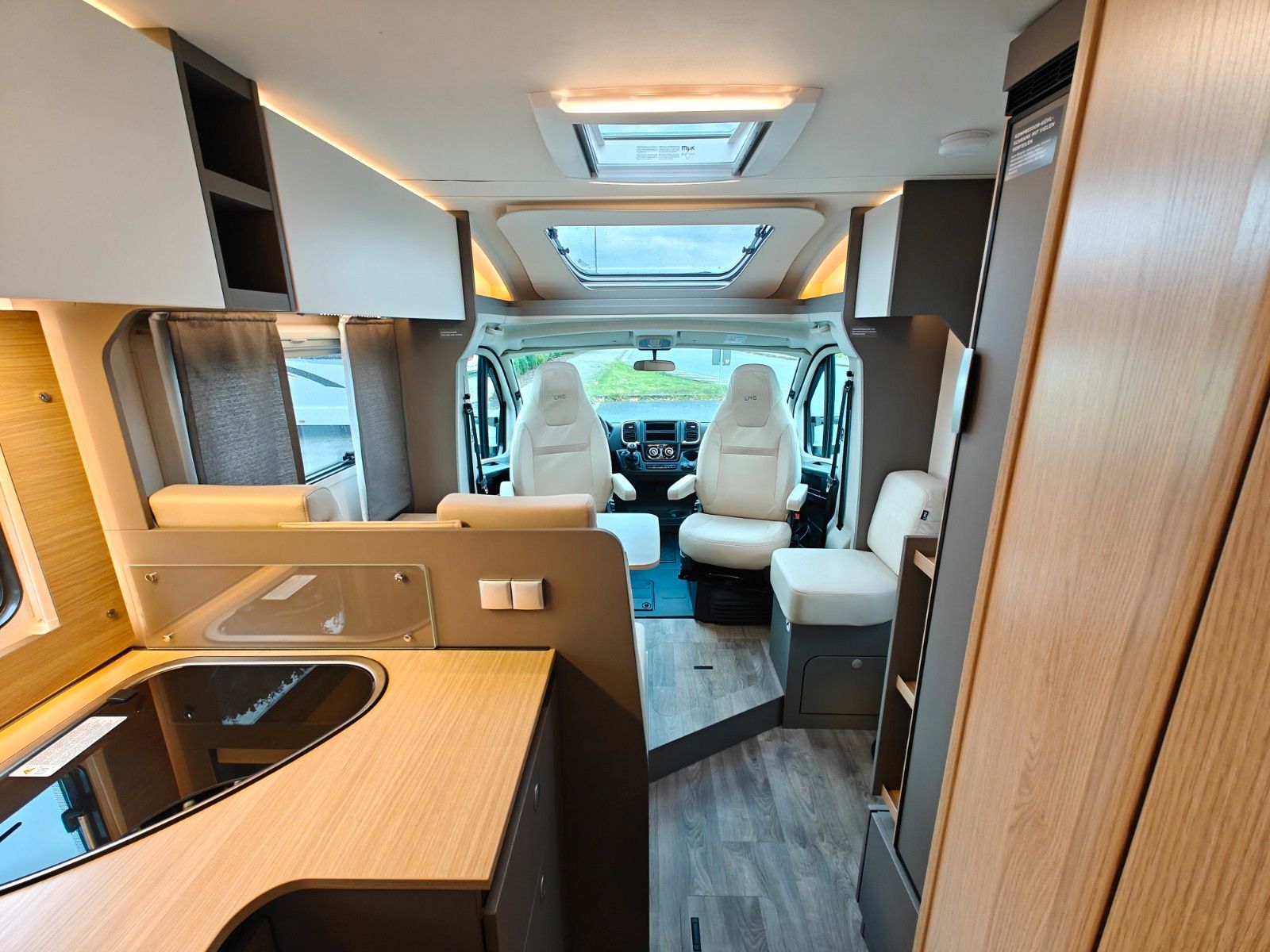 Fahrzeugabbildung LMC Tourer T 660 G -  663 70 Jahre, 140PS -