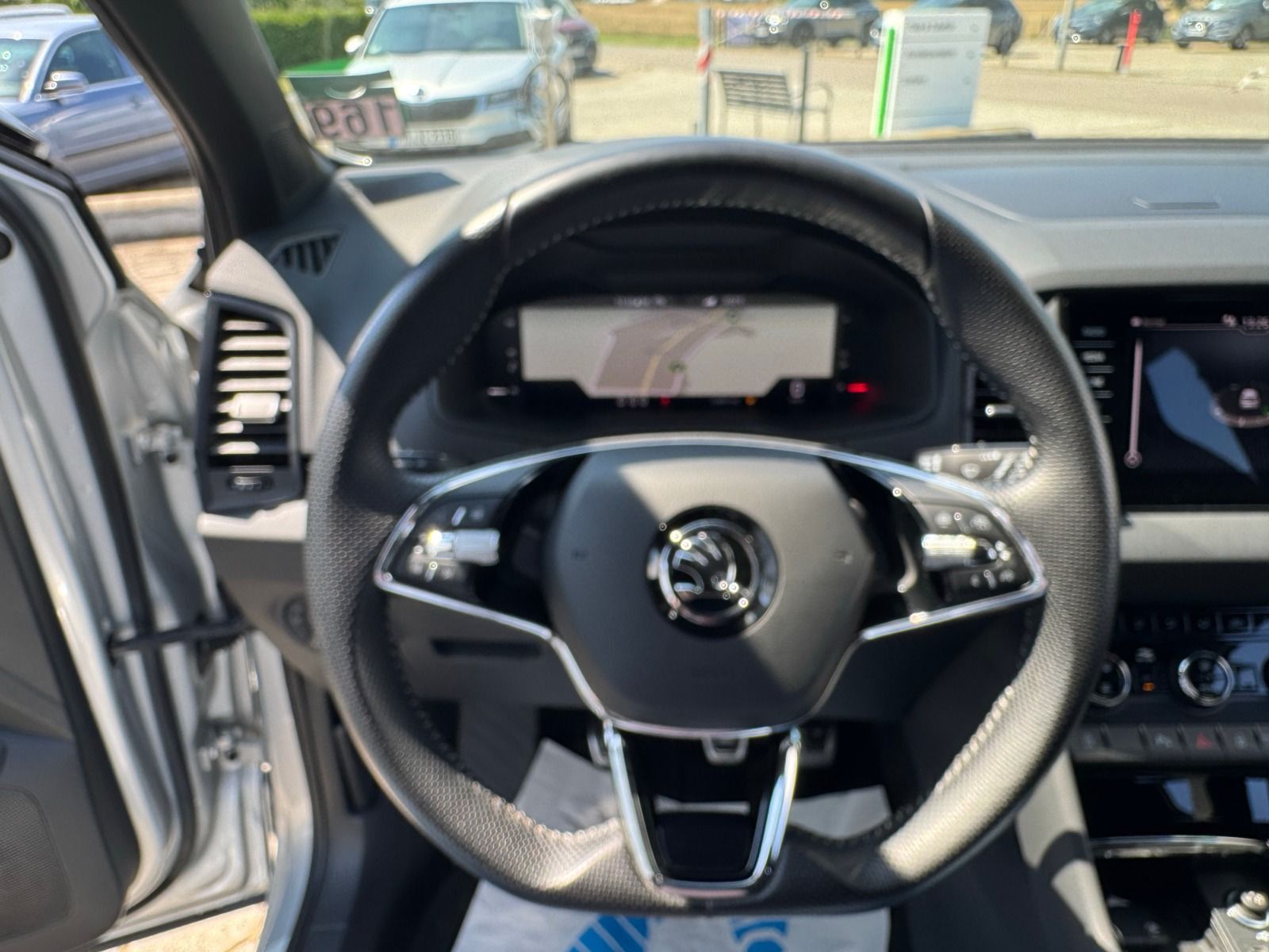Fahrzeugabbildung SKODA Karoq Sportline 1.5TSI 6-Gang*AHK*RFK*Matrix*eHe