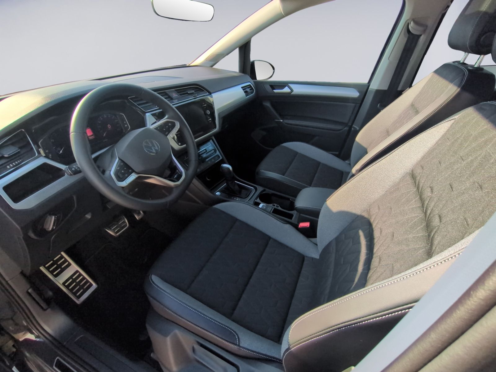 Touran 1.5 TSI DSG R Line 7Sitzer+AHK+PANO+MATRI