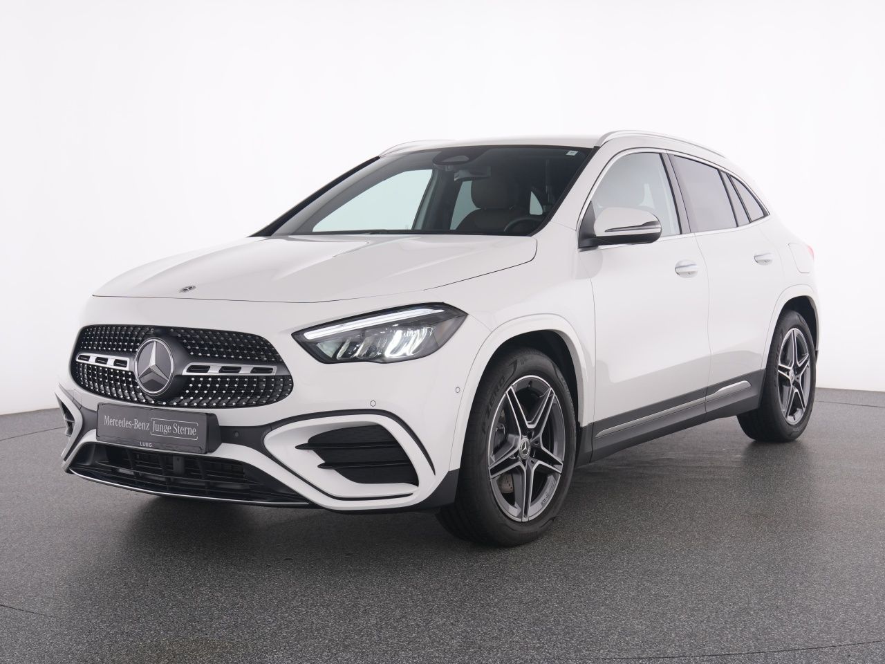 MERCEDES-BENZ GLA 200 AMG+MBUX+LED-HP+AHK+KeylGo+EHeck+Amb+RFK