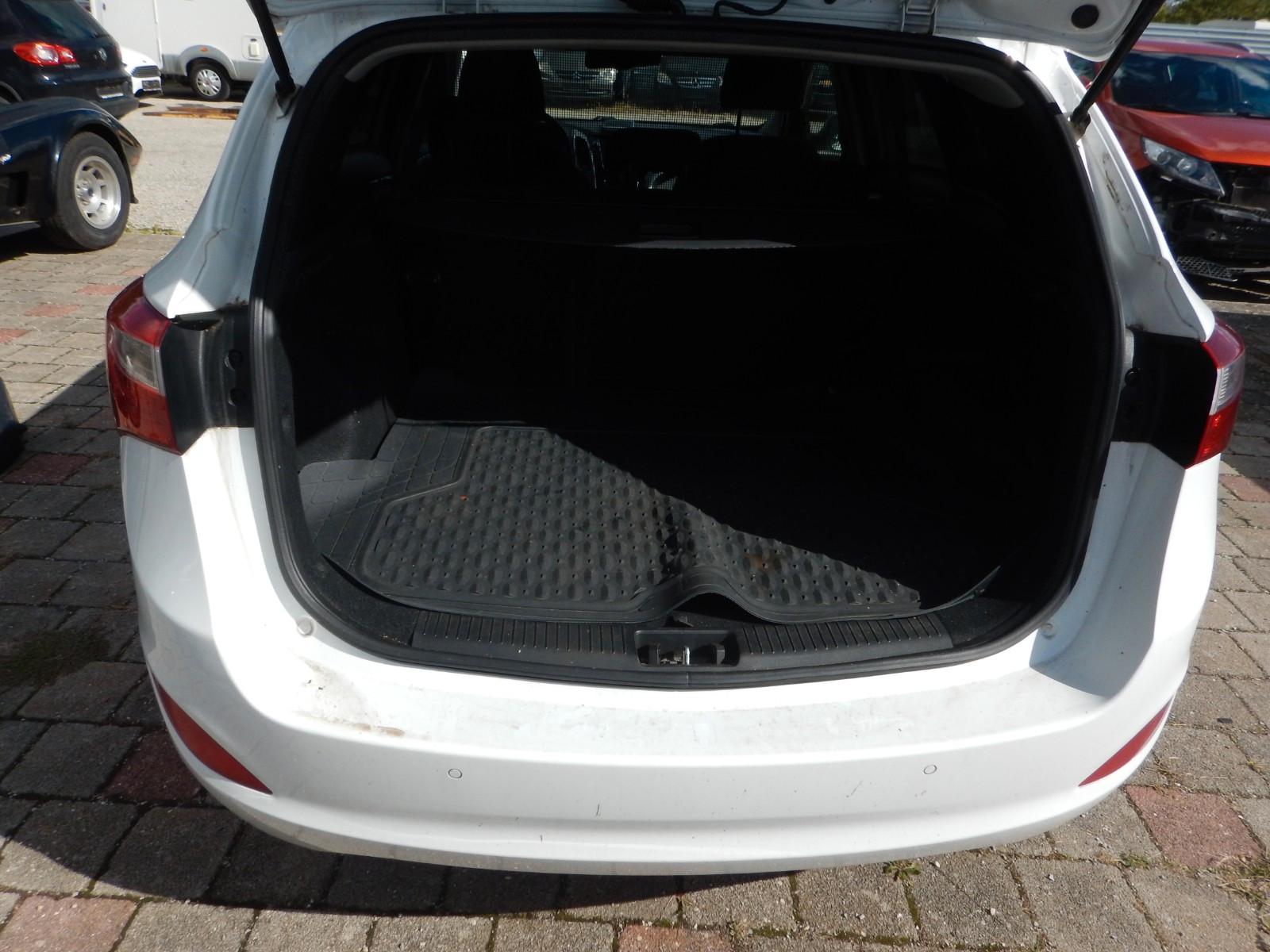 Hyundai i30 2015 — photo 17
