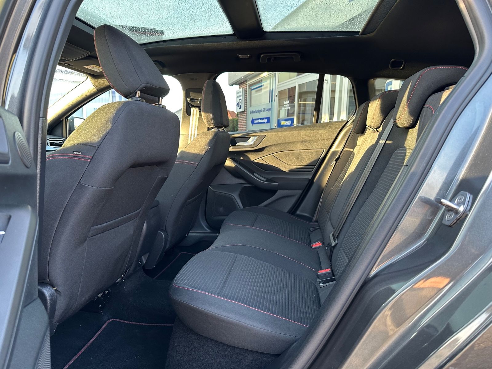 Fahrzeugabbildung Ford Focus Turnier 1.0 ST-Line X Pano/ACC/Matrix/Navi