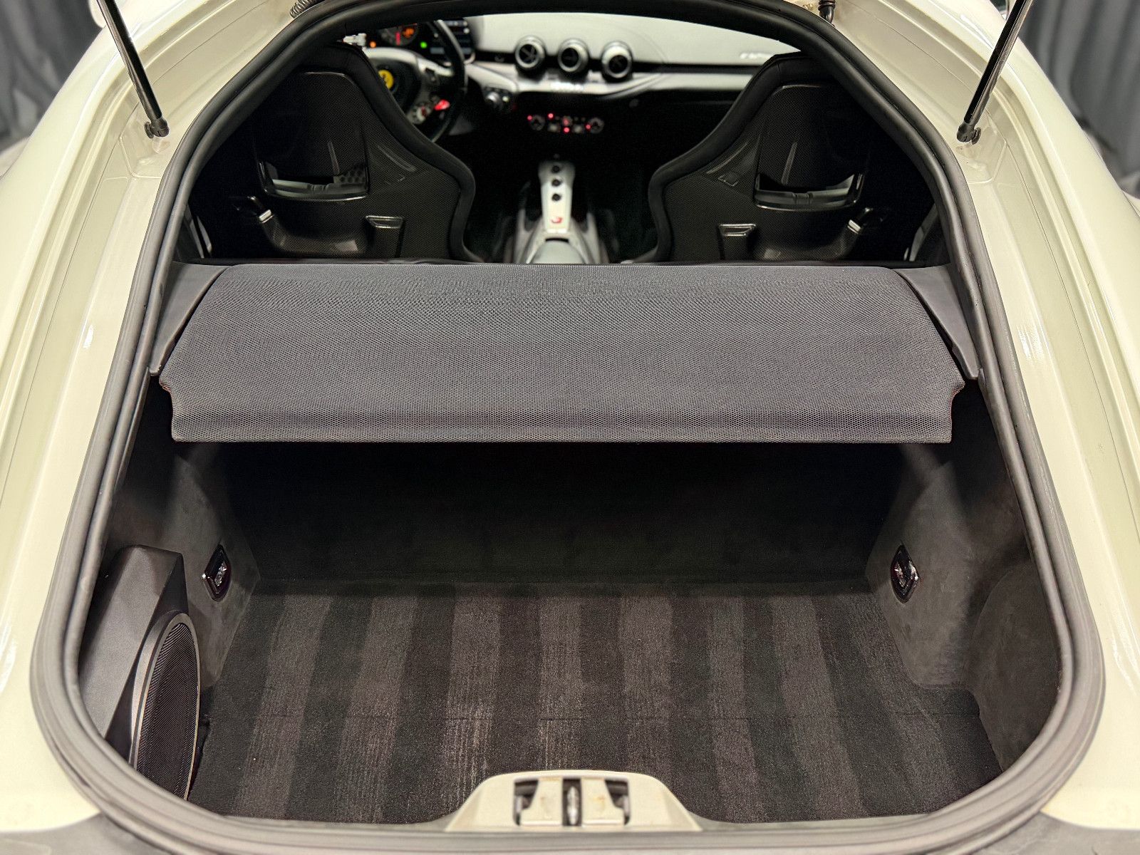 Fahrzeugabbildung Ferrari F12 Berlinetta|RACING-SEATS|NOVITEC-UMBAU|LIFT