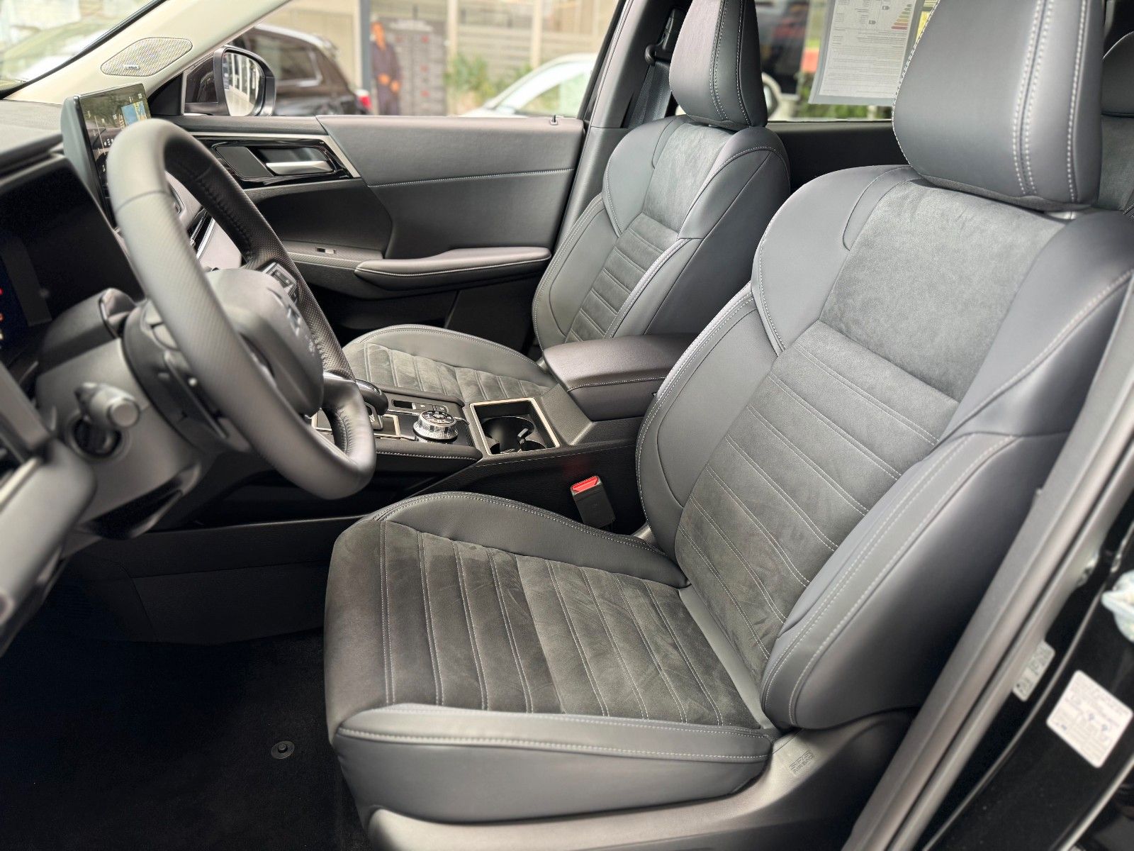Fahrzeugabbildung Mitsubishi Plug-in Hybrid Outlander Intro Edition