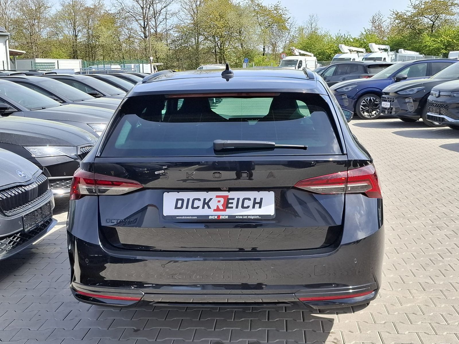 Fahrzeugabbildung SKODA Octavia 2.0 DSG Sportline MATRIX*AHK*CANTON*5J.G
