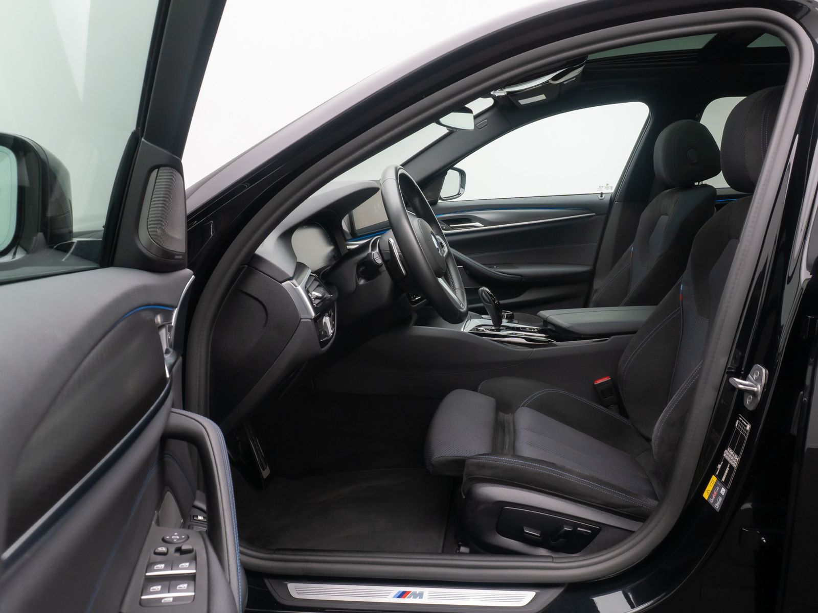 Fahrzeugabbildung BMW 530e xD M Sport Panorama HUD DAB H/K Kamera AHK