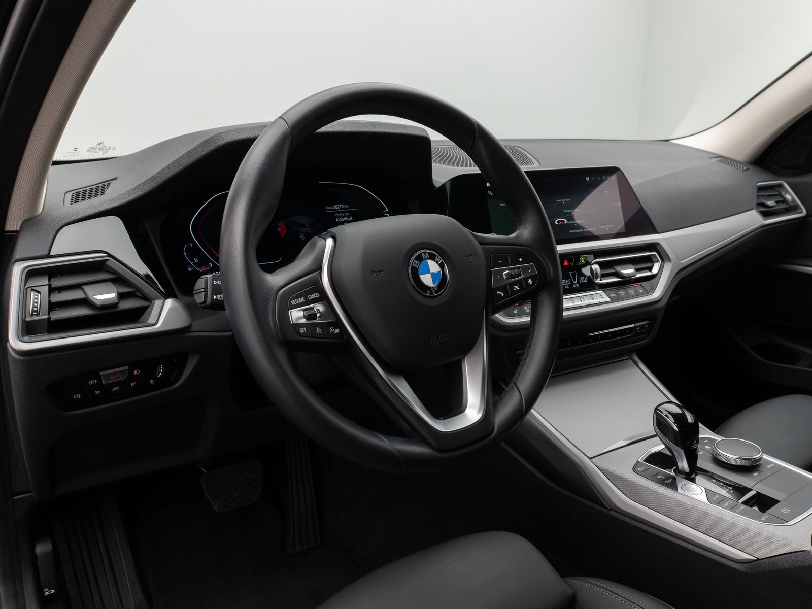 Fahrzeugabbildung BMW 318i Kamera DAB HiFi CockPitPro Alarm LED Sport