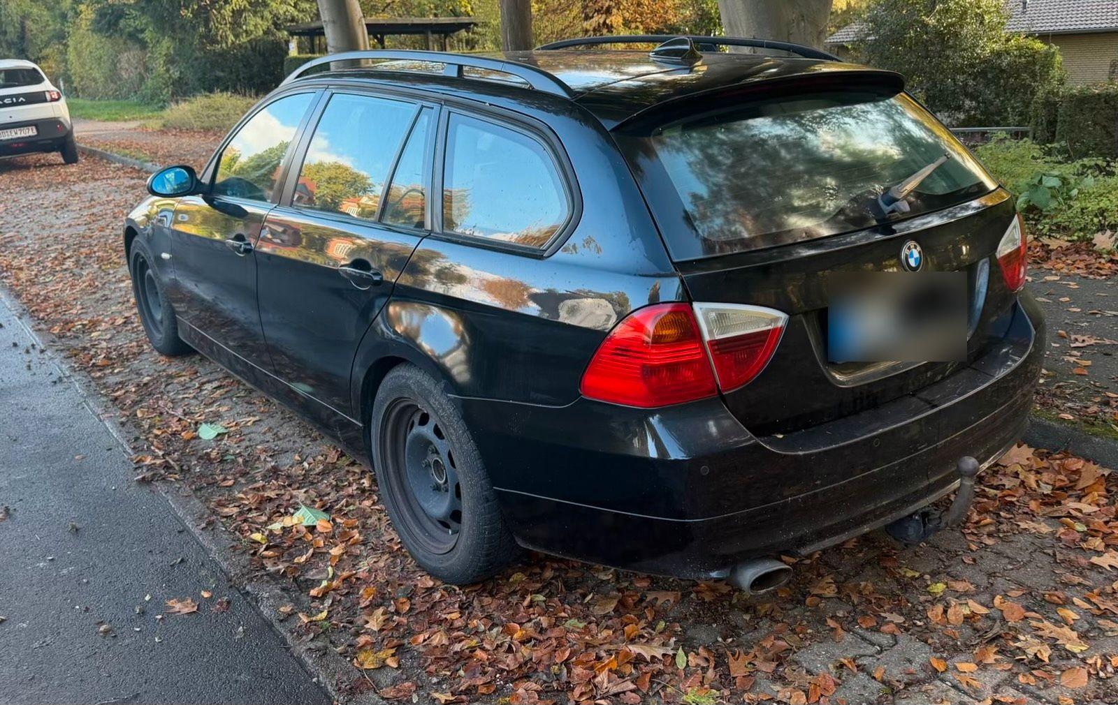 BMW 318 2008 — rear view