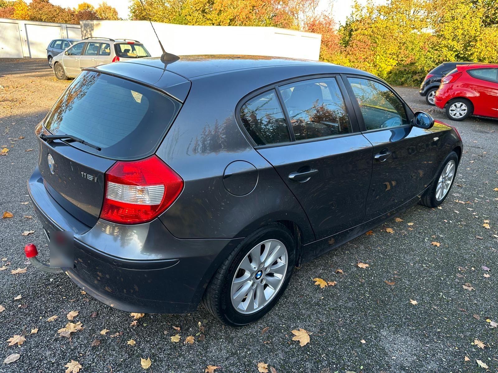 BMW 116 2006 — rear view