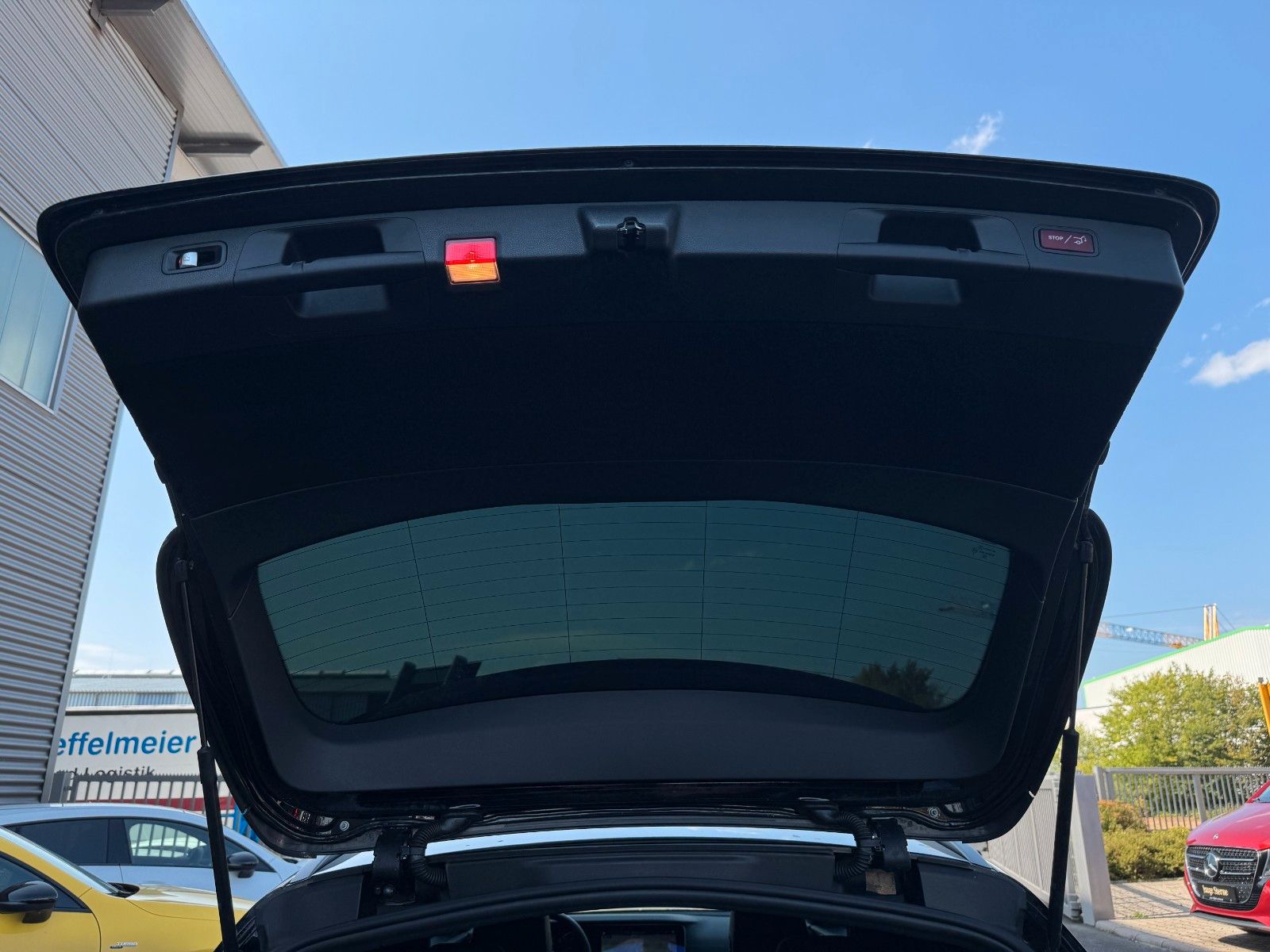Fahrzeugabbildung Mercedes-Benz E 400d 4M AMG+Burm+Pano+AHK+Distr+Memory+Night