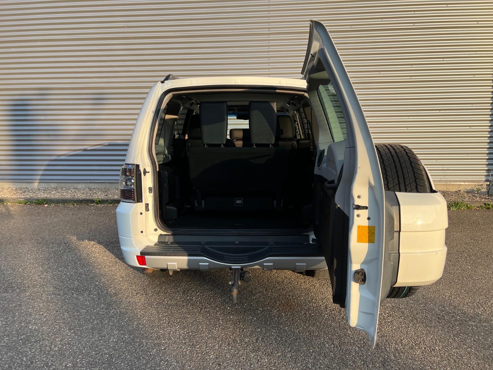 Mitsubishi Pajero 3.2 DI-D 200 ch Instyle 4x4 - 7 places - Cuir - GPS - Toit ouvrant