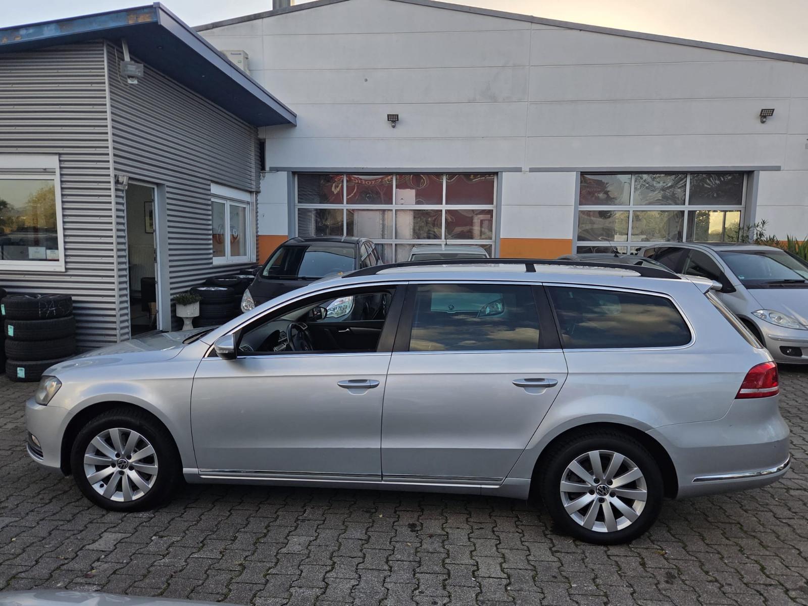 Volkswagen Passat 2012 — rear view