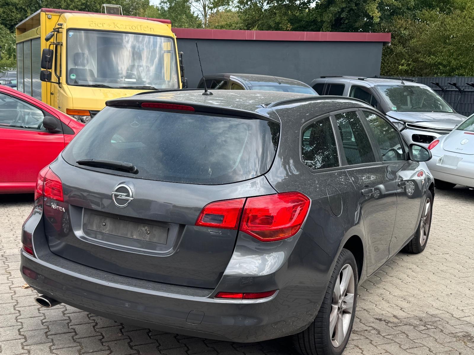Opel Astra 2011 — photo 5