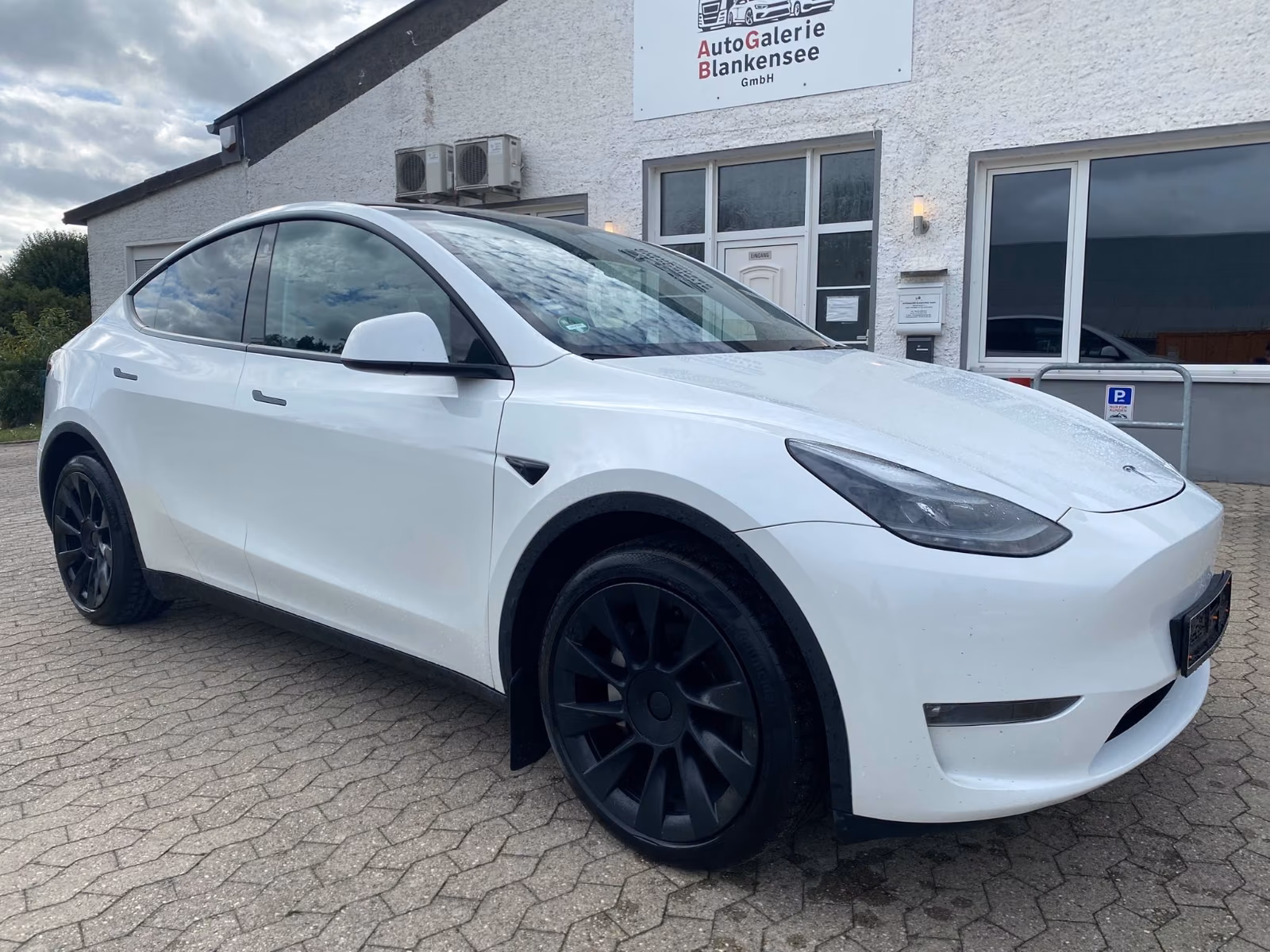 Tesla Model Y Long Range Dual AWD