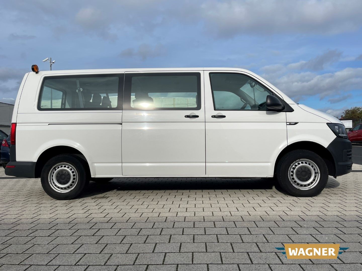 Fahrzeugabbildung Volkswagen T6 Kombi EcoProfi lang 9 Sitzer Klima