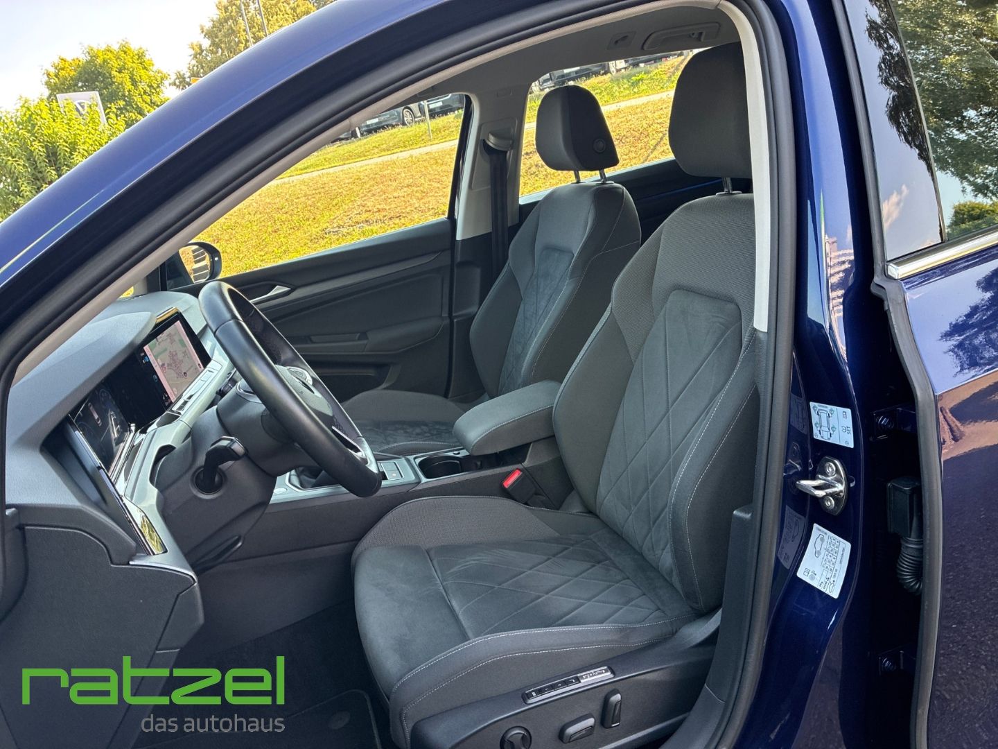 Fahrzeugabbildung Volkswagen Golf Variant VIII 1.5 TSI STYLE +NAVI+IQ.LIGHT
