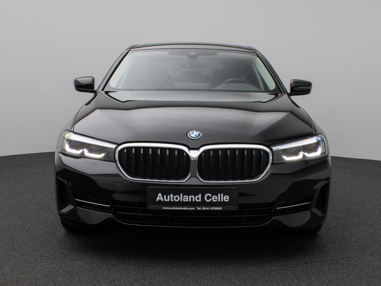 Fahrzeugabbildung BMW 530e xD Panorama Kamera CockPiPro DAB Alarm LED