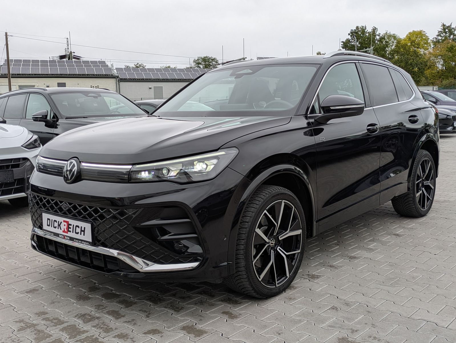 Fahrzeugabbildung Volkswagen Tiguan 2.0 TDI 4M R-Line PANO*H&K*AHK*MATRIX*20"