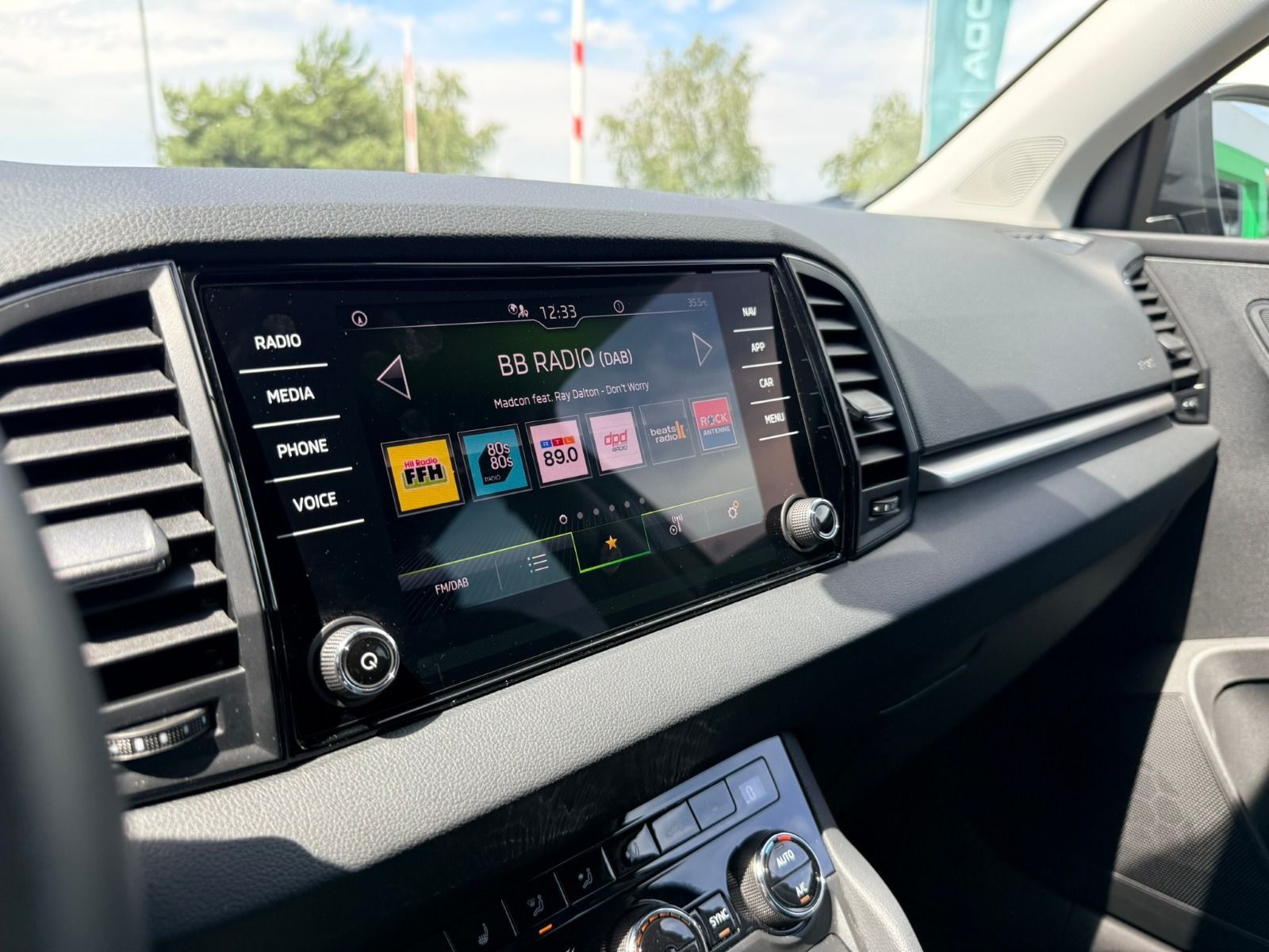 Fahrzeugabbildung SKODA Karoq Tour 115PS 6-Gang*AHK*RFK*eHeck