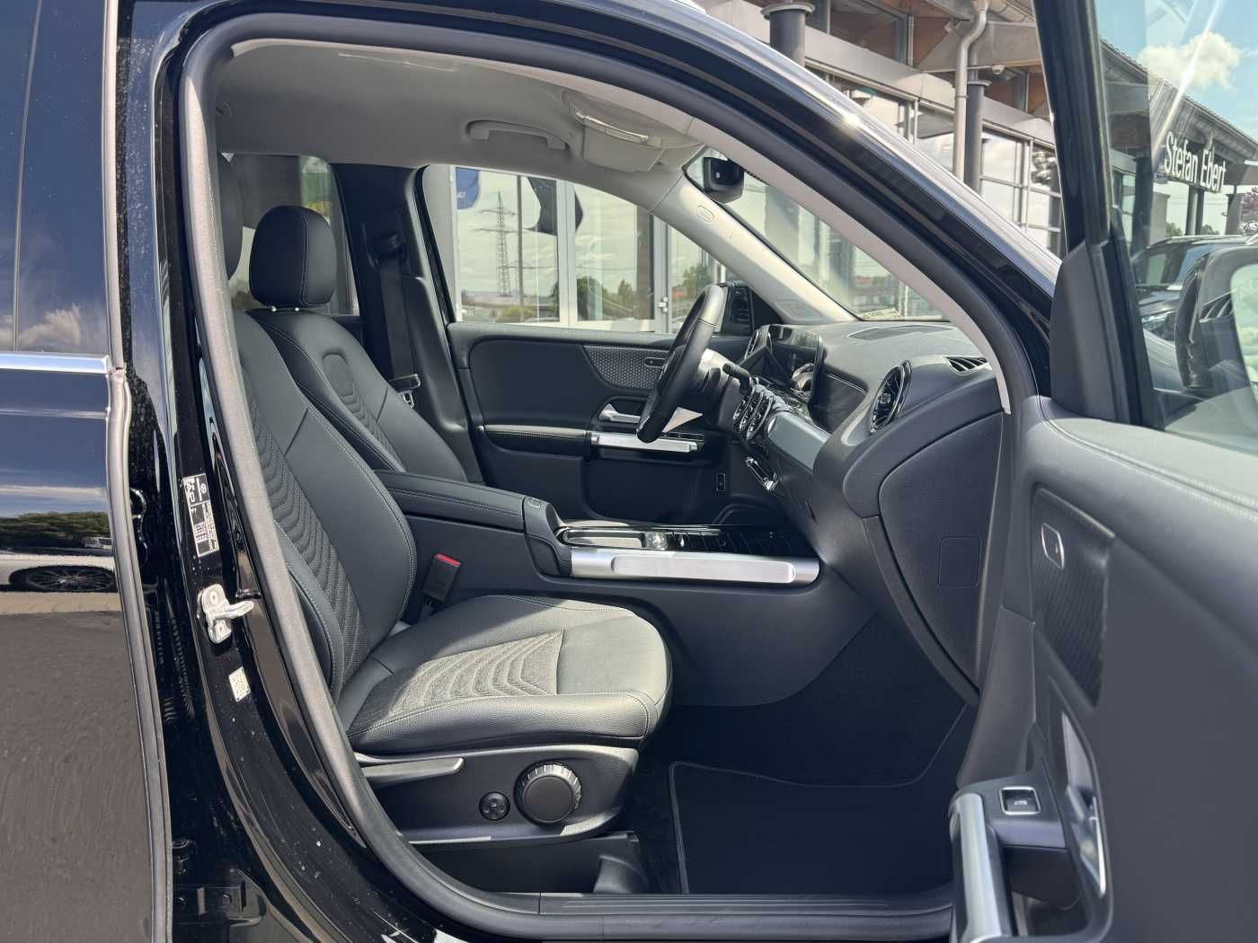 Fahrzeugabbildung Mercedes-Benz GLB 180 Progressive+AHK+RKamera+LED+ IHC+DAB