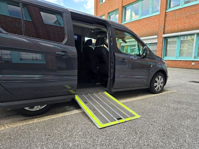 Fahrzeugabbildung Ford Grand Tourneo Connect Paravan Selbstfahrer Rolli