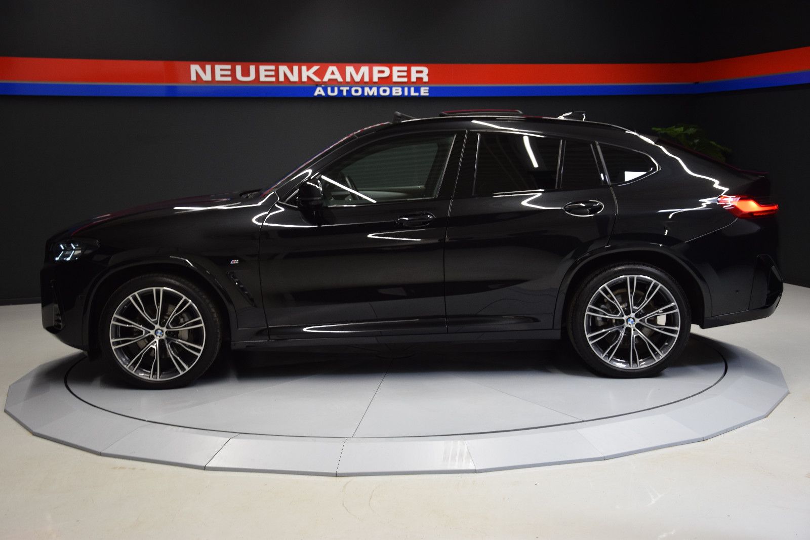 Fahrzeugabbildung BMW X4 xDrive 30 d M Sport ACC Pano Leder AHK STHZ