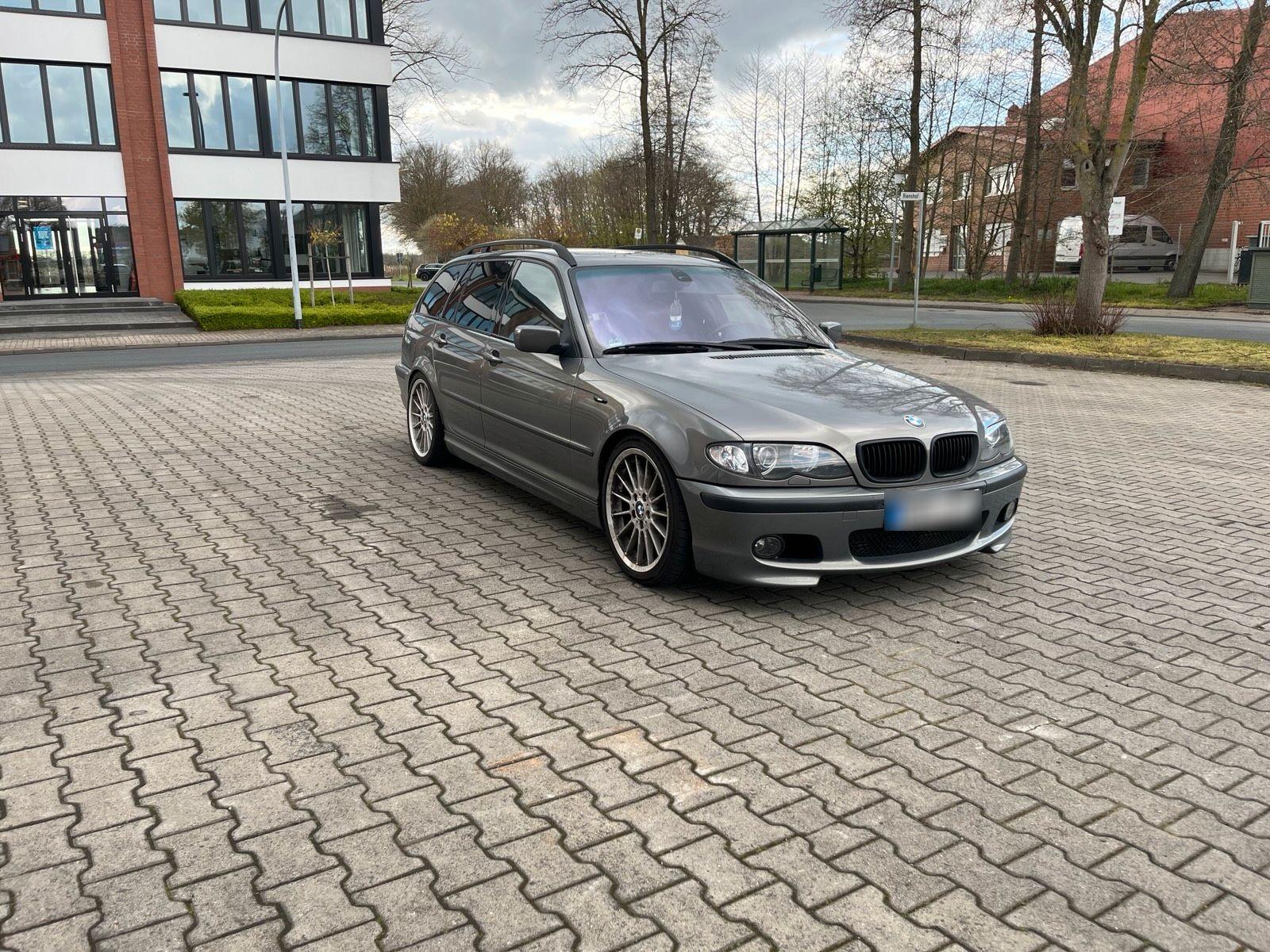 BMW 320 2004 — rear view