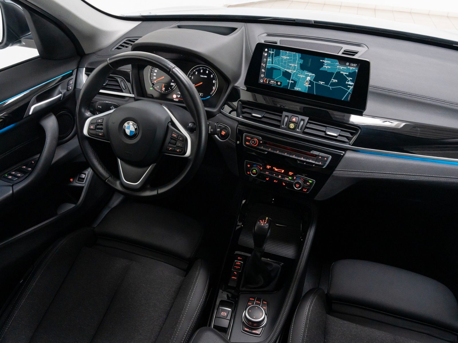 Fahrzeugabbildung BMW X1 xD25e Sport Line HUD DAB HiFi Kamera Panorama
