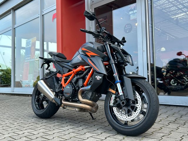 KTM 1390 Super Duke R  EVO   Tech Pack