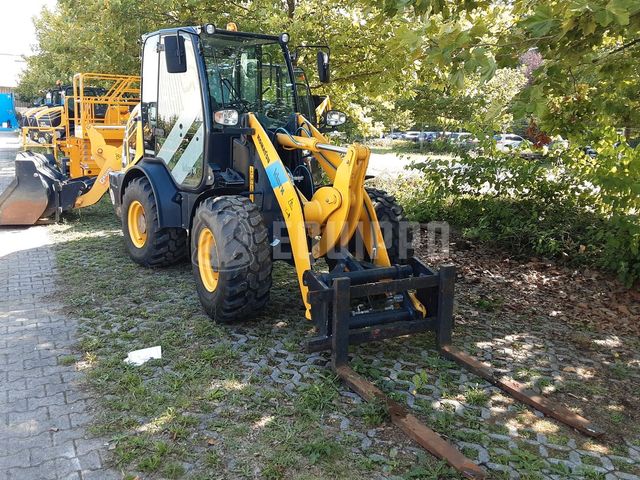 Komatsu WA70M-8E0 Radlader mit Schaufel und Palettengabe