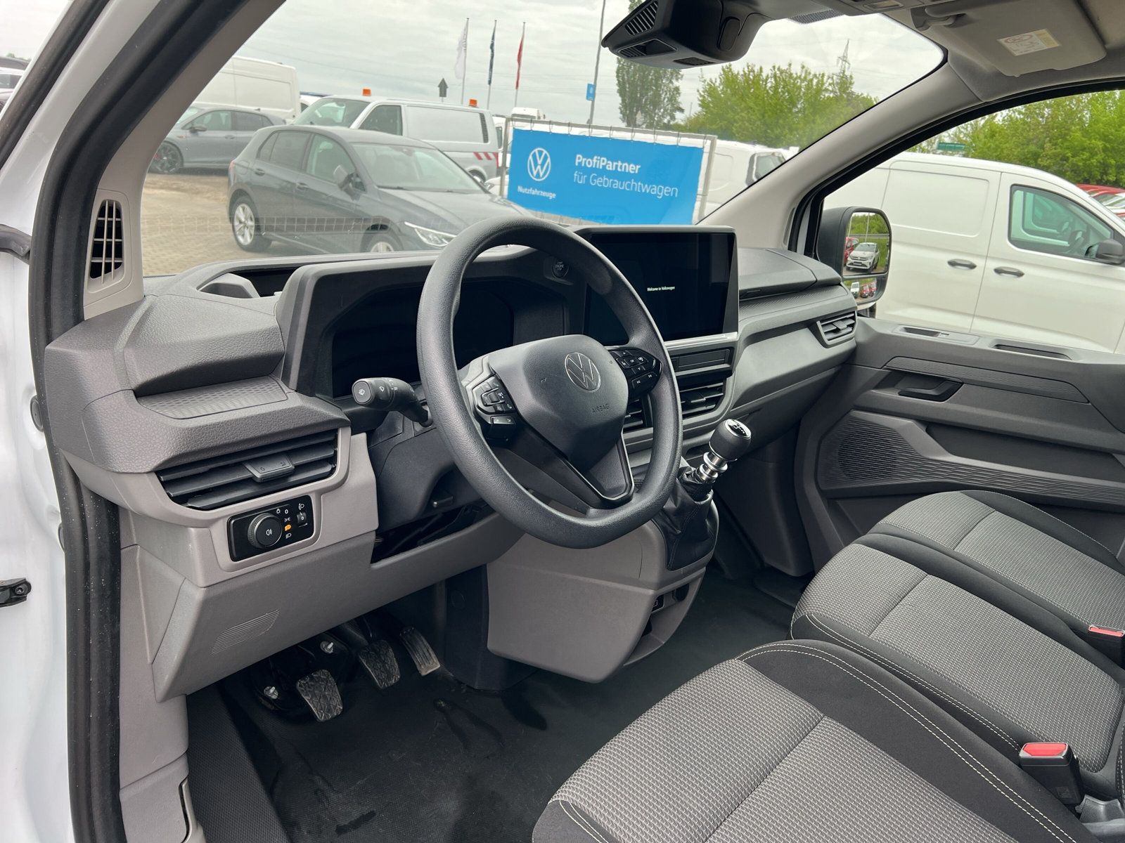 Fahrzeugabbildung Volkswagen T7 Transporter 2.0 TDI LR 3-Sitze LED KAMERA