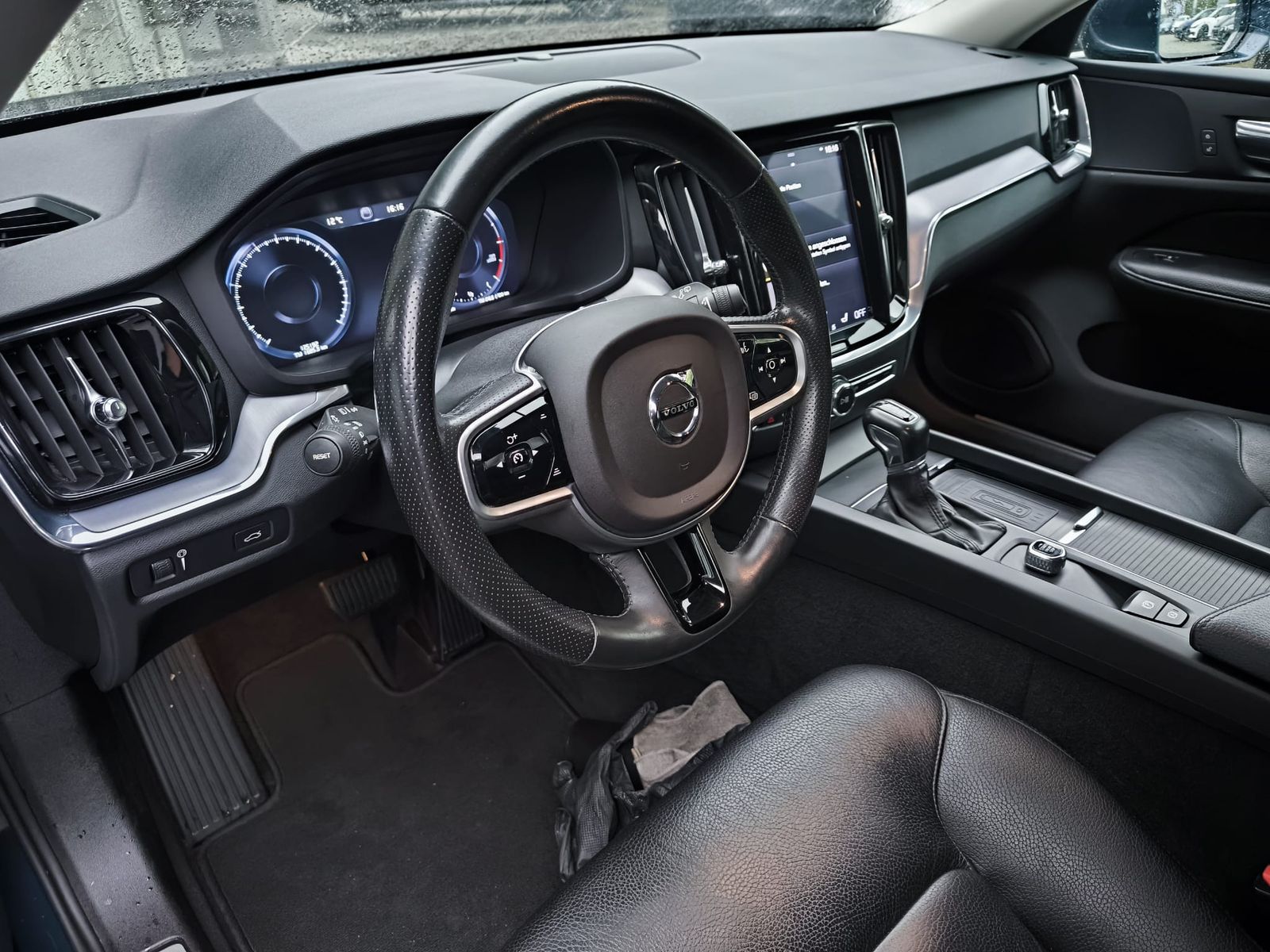 Fahrzeugabbildung Volvo V60 Momentum VIRTU+NAVI+SHZ+LEDER+KAM+TEMP+AHK+