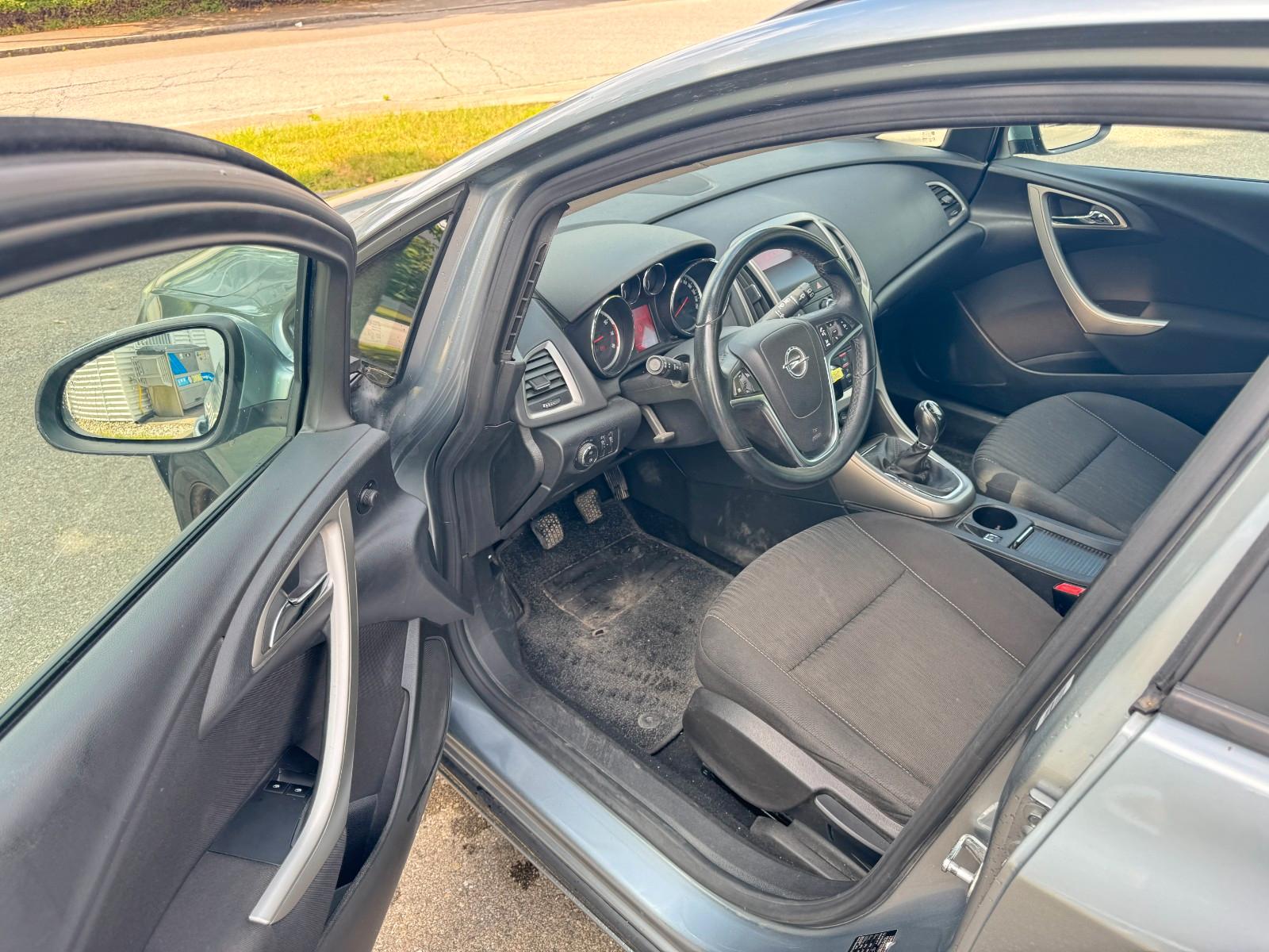 Opel Astra 2011 — photo 9