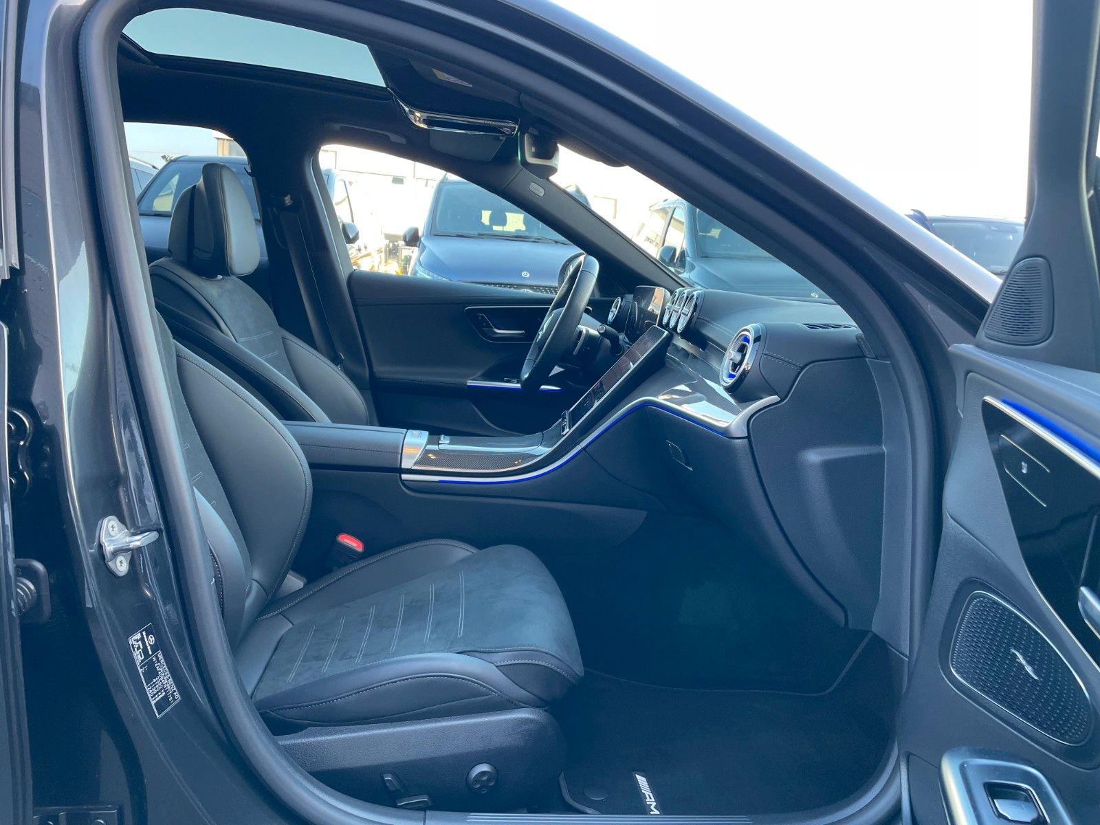 Fahrzeugabbildung Mercedes-Benz C 200 4M AMG Pano+AHK+360°+Digital+Ambiente