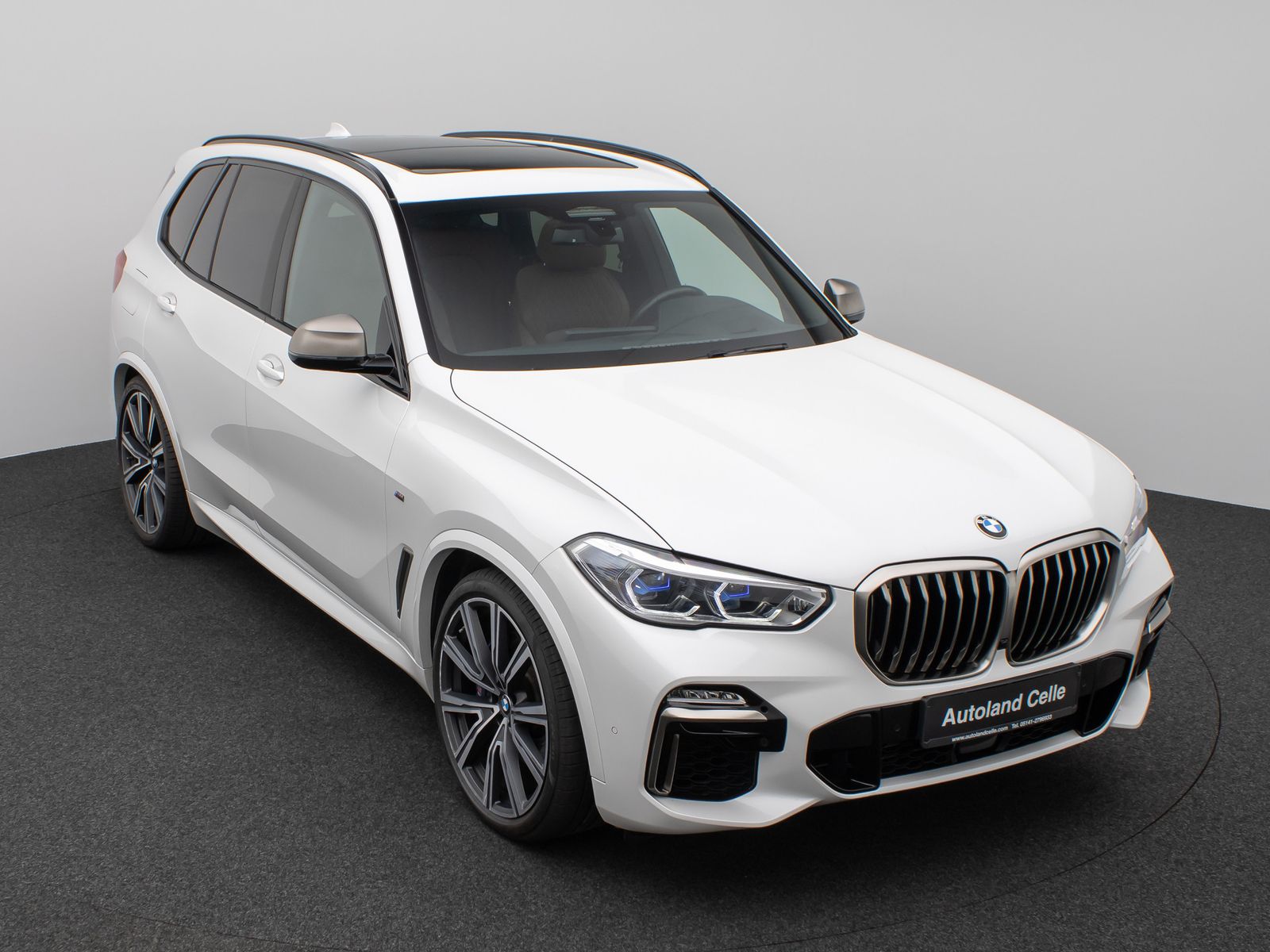 Fahrzeugabbildung BMW X5 M50i Panorama Laser HUD DAB B&W SoftClos Voll