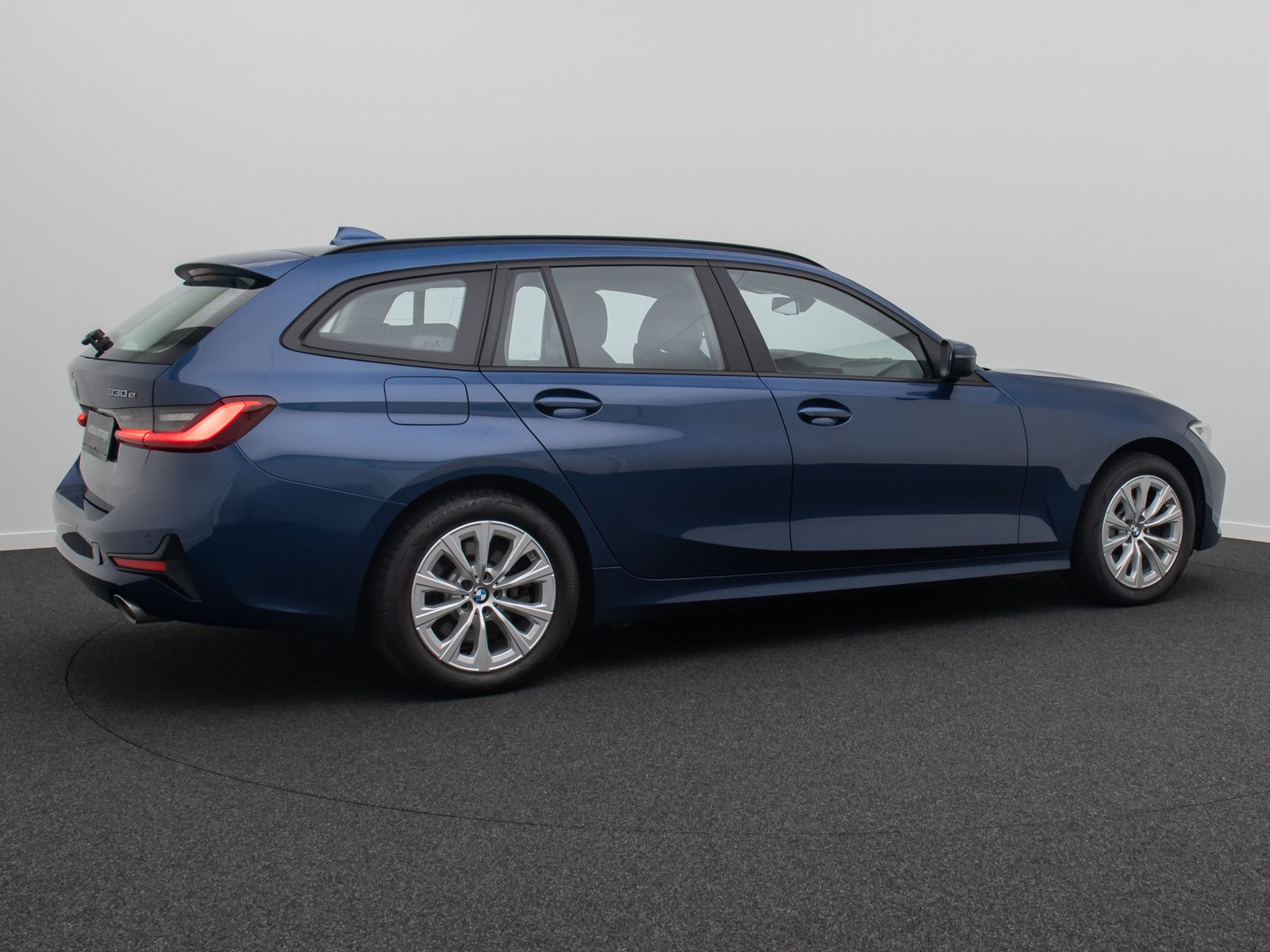 Fahrzeugabbildung BMW 330e xD Alarm DAB Komfort WLAN PDC Sport Leder