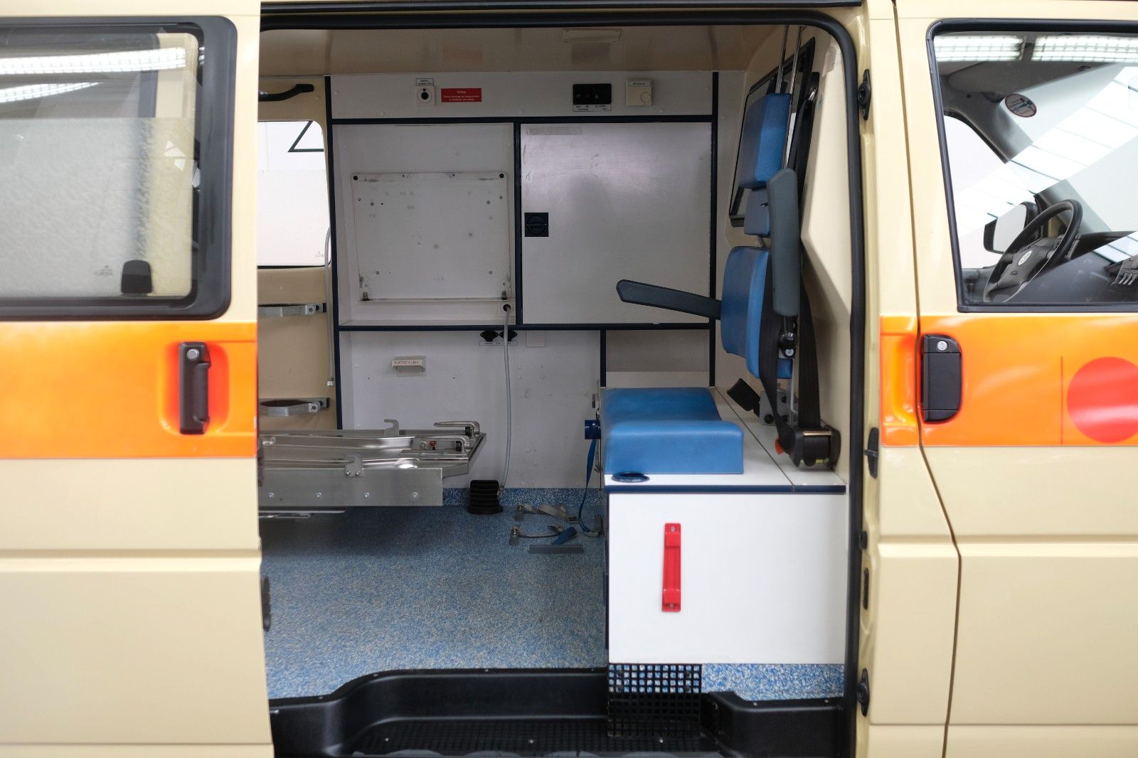 Fahrzeugabbildung Volkswagen T4 LANG EX-KRANKENWAGEN 2,5L STANDHEIZUNG