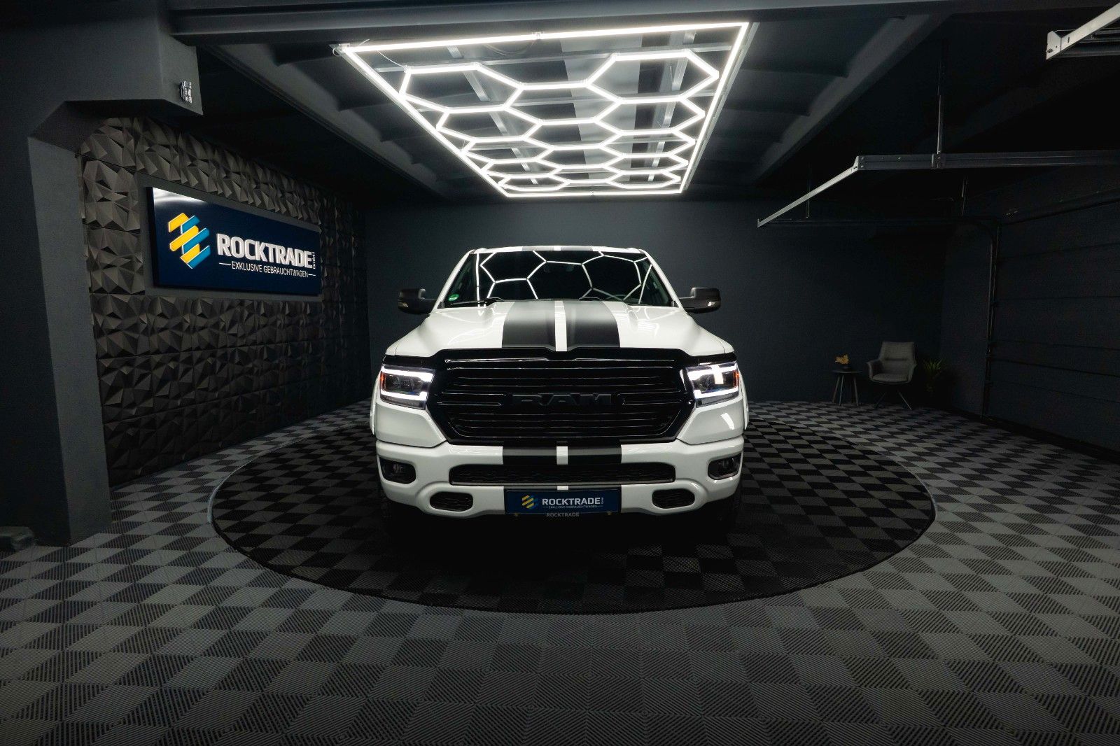 Fahrzeugabbildung Dodge RAM 5.7 V8 HEMI 4x4 LPG Offroad Night-Paket