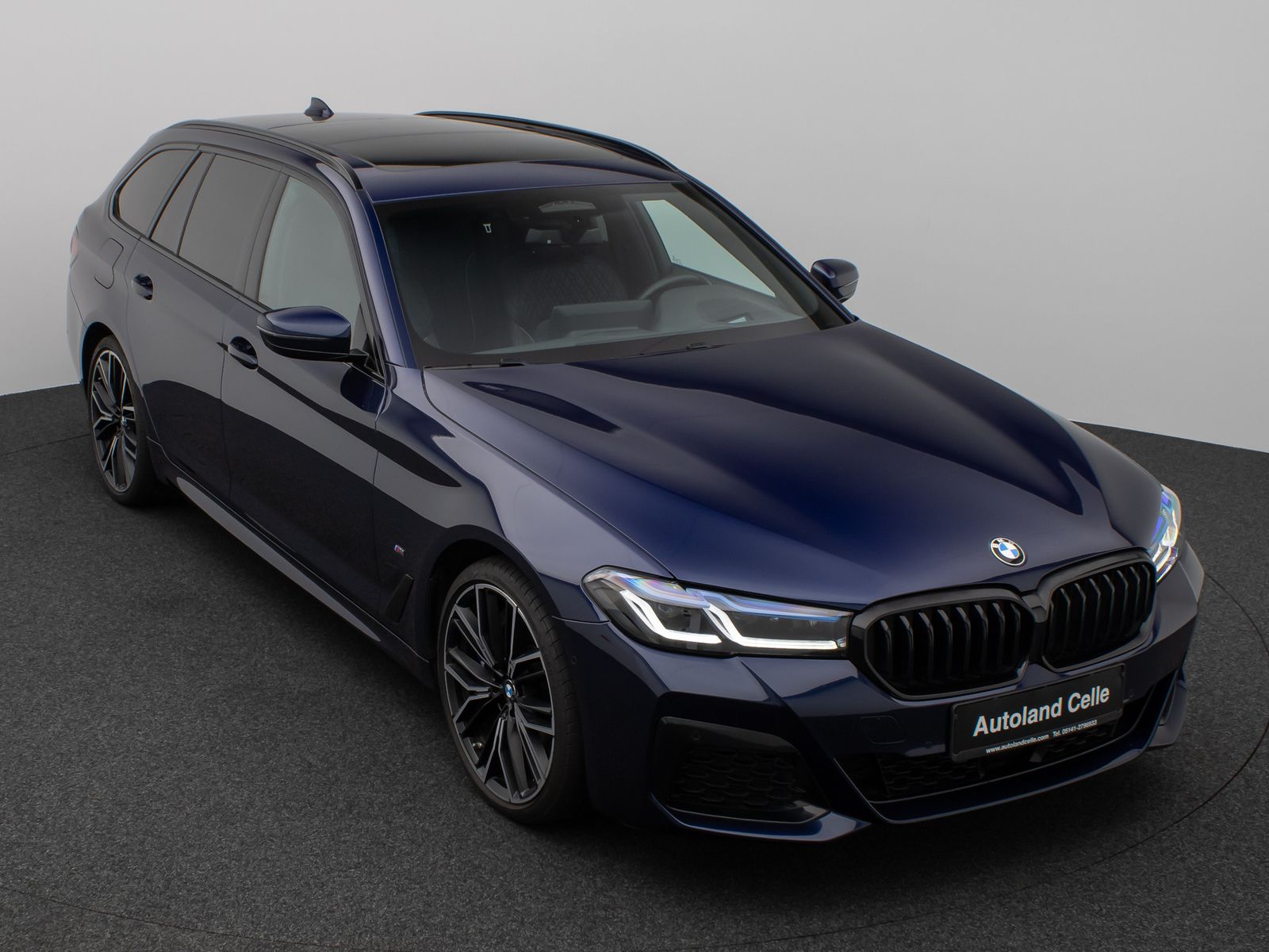 Fahrzeugabbildung BMW 540d xD M Sport Panoram Kamer HUD H/K TV Massage