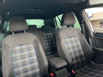 Volkswagen Golf - 11