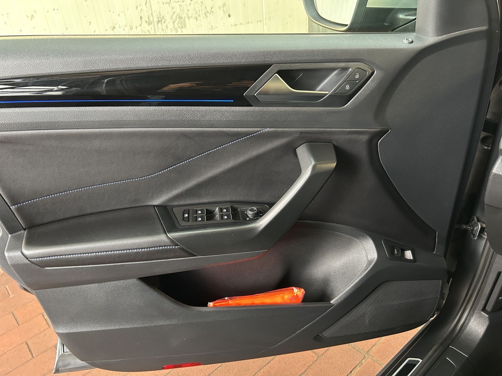 Fahrzeugabbildung Volkswagen T-Roc R 4M DSG  IQ.Light ACC AHK PANO SHZ RearVi