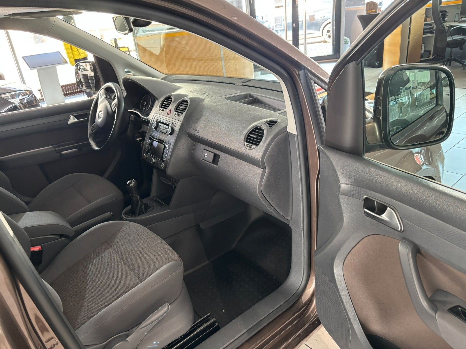 Fahrzeugabbildung Volkswagen Caddy 1.6D Kombi Maxi Trendline AHK/7-SITZER/PDC