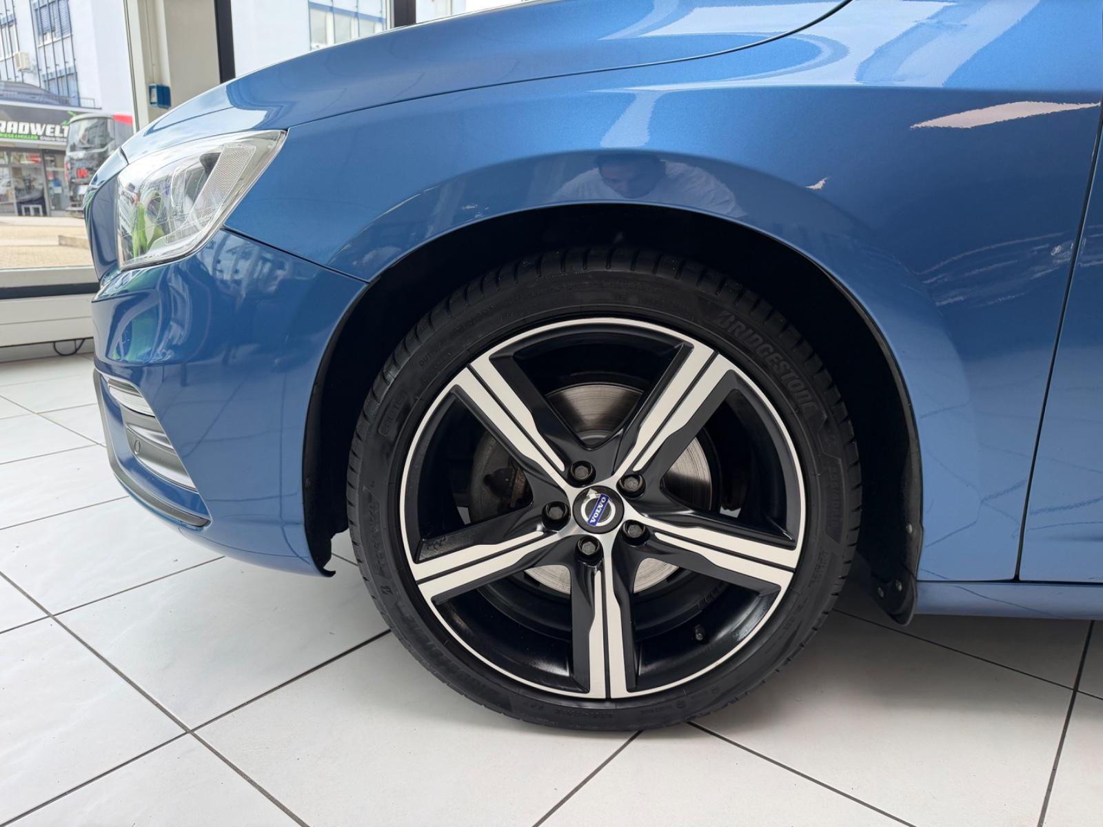 Volvo V60 D4 R Design Automatik NAVI SHZ PDC 18 ZOLL