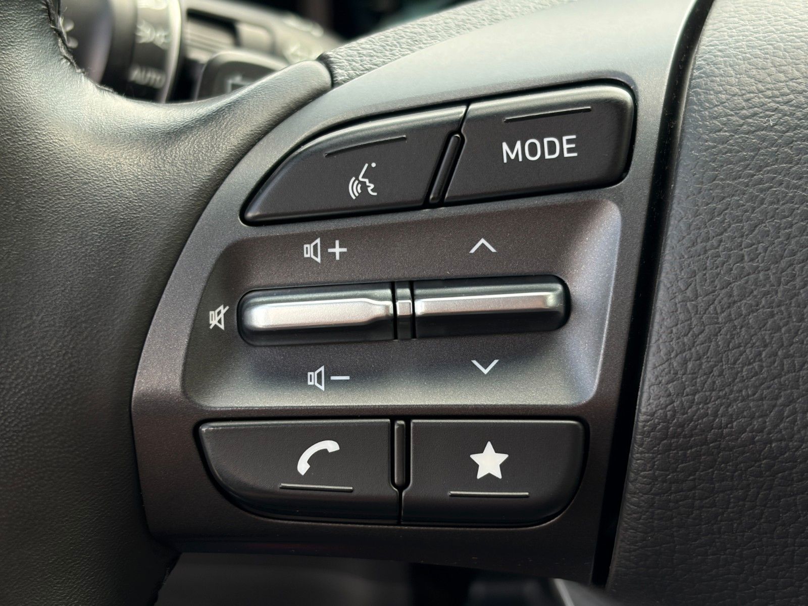 Fahrzeugabbildung Hyundai KONA E Select ACC PDC CAM SHZ LHZ LKA CarPlay