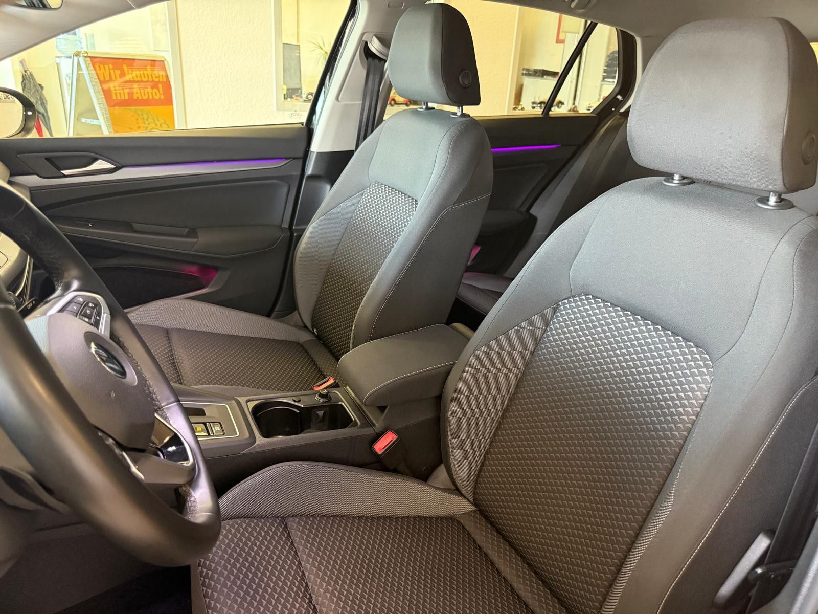 Fahrzeugabbildung Volkswagen Golf VIII Lim. Active/AHK/SCHECKHEFT/NAVI/KAMERA