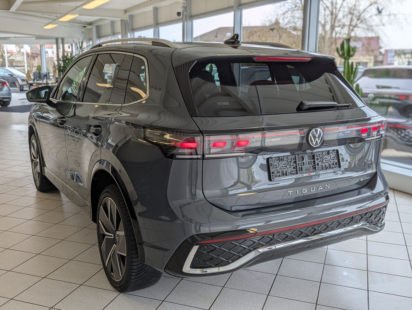 Imagen del vehículo Volkswagen Tiguan 2.0TDI R-Line 4M Pano Negro AHK Matrix 20