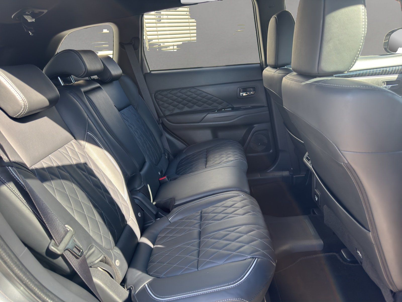 Fahrzeugabbildung Mitsubishi Outlander 2.4 PHEV Plug-in Hybrid Top 4WD/VOLL/