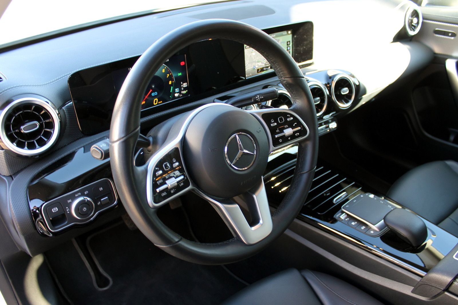 Fahrzeugabbildung Mercedes-Benz CLA 250e Shooting Brake  NAV LED PDC TEMP KAM BT