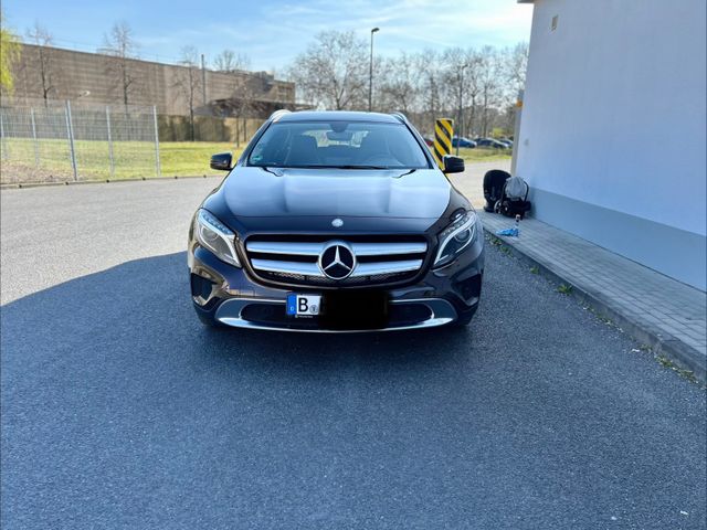 MERCEDES-BENZ GLA 180 Urban Unfallfrei-68,700Km
