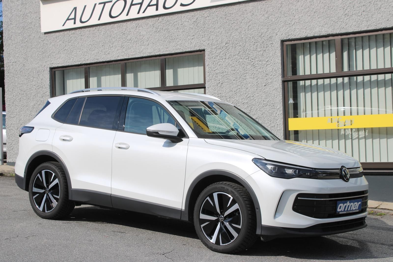 Volkswagen Tiguan - 1